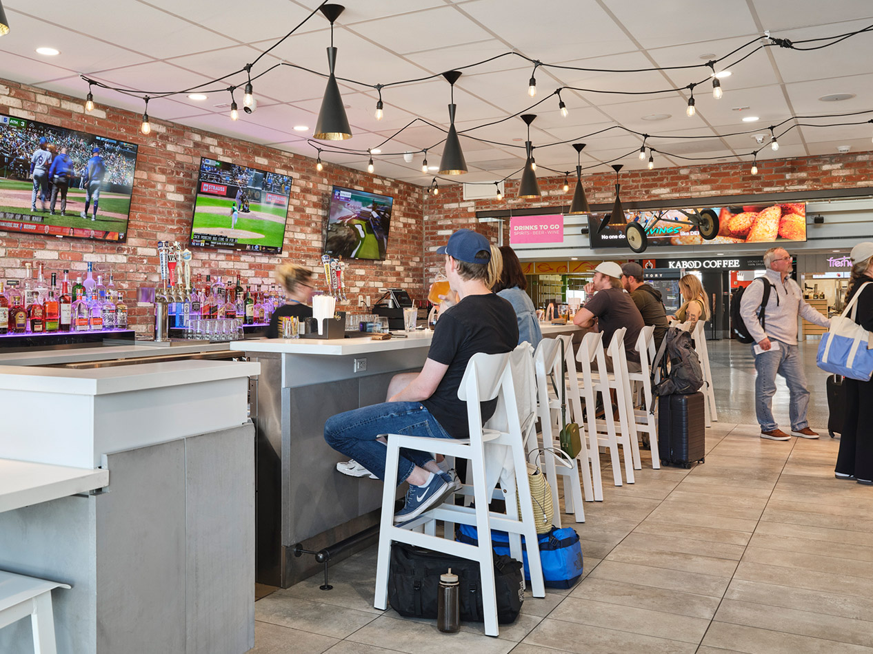 Full-service bar at Denver Street Eats with seating for airport travelers